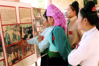 Triển lãm ảnh lưu động tại xã Nghĩa An của Khu tưởng niệm Chủ tịch Hồ Chí Minh thị xã Nghĩa Lộ đã thu hút đông đảo nhân dân đến thăm quan.
