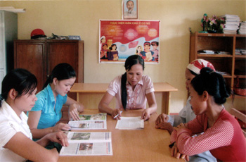 Hội viên phụ nữ xã Quang Minh (Văn Yên) trao đổi kinh nghiệm xây dựng gia đình văn hóa.
