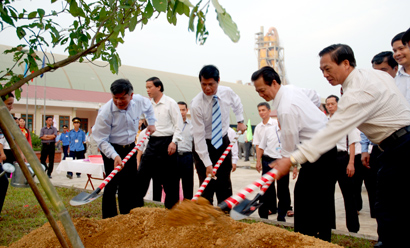 Thủ tướng Chính phủ Nguyễn Tấn Dũng và các đồng chí lãnh đạo tỉnh Yên Bái trồng cây tại Nhà máy xi măng 910 ngàn tấn năm của Công ty Cổ phần xi măng Yên Bình.