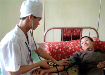 Khám, chữa bệnh cho nhân dân tại Trạm Y tế xã Xuân Ái (Văn Yên). (Ảnh: Hồng Duyên)
