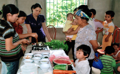 Cán bộ Trung tâm Truyền thông - Giáo dục sức khỏe tỉnh hướng dẫn chị em thực hành dinh dưỡng tại các thôn mục tiêu của chương trình phát triển vùng huyện Trấn Yên.