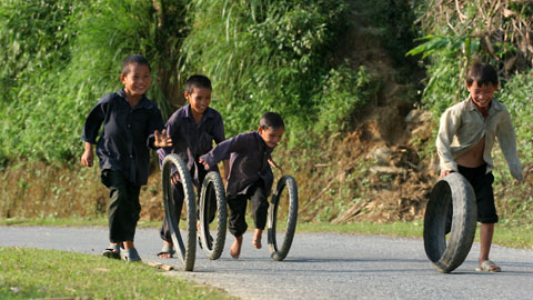 Chỉ với những chiếc lốp xe máy hỏng, những cậu bé người Thái ở Tú Lệ, Văn Chấn, Yên Bái đã thi thố kỹ năng lăn những chiếc lốp trên đoạn đường càng dài càng thể hiện đẳng cấp của sự khéo  léo.