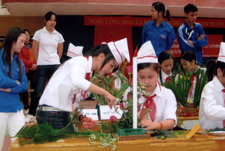 Học sinh trường THCS thị trấn Yên Bình thi cắm hoa nhân kỷ niệm ngày thành lập Đoàn 26/3.