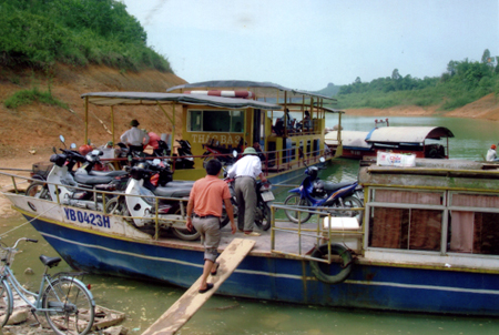 Cho dù khá thuận tiện nhưng năng lực vận tải hàng hóa của các tàu khách đến Phúc Ninh cũng không bằng vận tải đường bộ.
