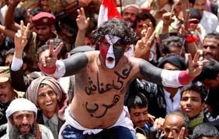 Hàng nghìn người Yemen đổ ra đường phố Sanaa ăn mừng sự kiện Tổng thống Saleh phải ra nước ngoài.