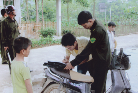 Công an xã Âu Lâu lập biên bản xử lý vi phạm an toàn giao thông trên địa bàn.