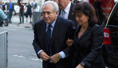 Cựu giám đốc IMF Strauss-Kahn cùng vợ đến tòa án ở New York.