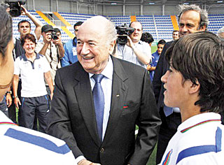 Ông Blatter đã nở nụ cười trở lại sau cơn sóng gió ở hậu trường FIFA