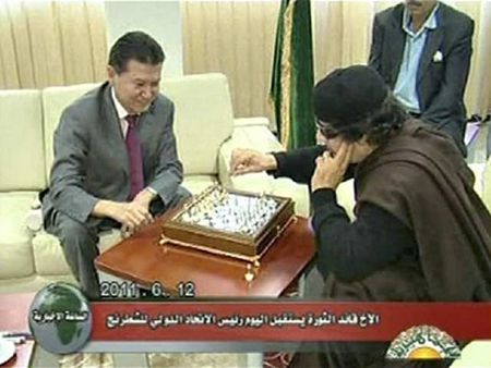 Ông Kirsan Ilyumzhinov đang chờ một nước đi của ông Gaddafi.