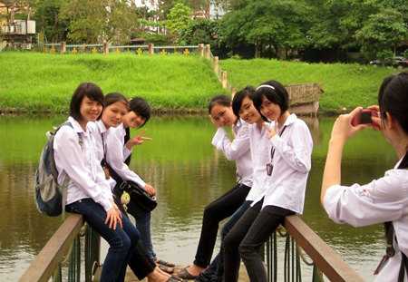 Nữ sinh Trường THPT Chuyên Nguyễn Tất Thành tạo dáng trước ống kính của bạn. (Ảnh: Nguyễn Diệu Huyền)
