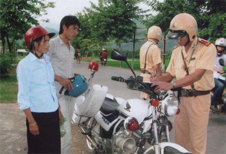 Cảnh sát giao thông Công an thị xã Nghĩa Lộ tuần tra, kiểm soát xử lý kịp thời vi phạm trật tự an toàn giao thông. (Ảnh: Huy Văn)
