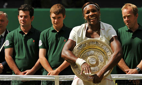 Serena nhận Cup vô địch Wimbledon năm ngoái sau trận chung kết.
