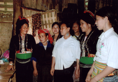 Chị Giang (người đứng giữa) trao đổi cùng chị em xã Túc Đán.