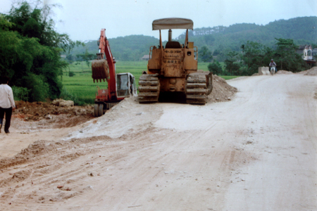 Các đơn vị thi công đang tiến hành nâng cao mặt đường tại khu vực làng Sâng (xã Tân Lĩnh) để giúp cho người dân và các phương tiện lưu thông trong mùa mưa lũ.
