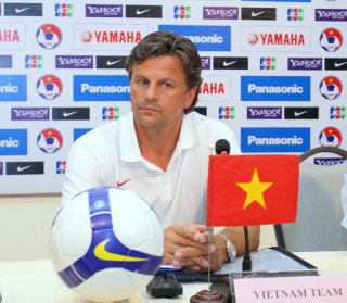HLV trưởng tuyển Việt Nam Falko Goetz tại buổi họp báo chiều 28.6