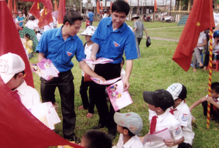 Đoàn viên thanh niên huyện Văn Yên phát tờ rơi cho các em về các kỹ năng tự bảo vệ mình, bạo lực học đường.