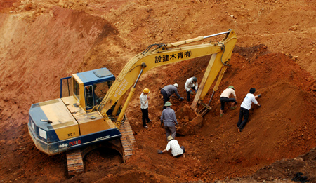 Cán bộ xử lý hồ sơ về cấp phép khảo sát, thăm dò, khai thác, chế biến khoáng sản phải định kỳ chuyển công tác. Ảnh minh họa