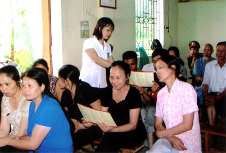 Cán bộ Tòa án Trấn Yên tuyên truyền pháp luật tại các phiên tòa xét xử lưu động. (Ảnh: Q.N)
