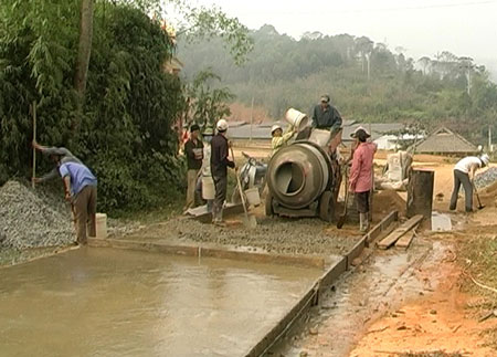 Giai đoạn 2006 - 2011, Văn Chấn đã trải nhựa và đổ bê tông trên 107km đường giao thông nông thôn.
