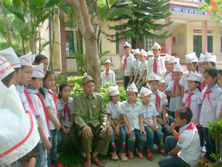 Học sinh Trường Tiểu học Hoàng Văn Thọ nghe kể chuyện truyền thống.
