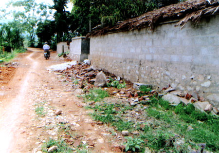 Nhiều hộ dân thôn Thoóc Phưa đã tự nguyện di dời công trình kiến trúc, cây cối để nhường đất làm đường.
