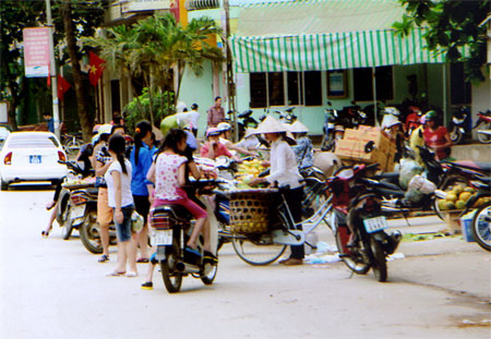 Khu vực ngã ba Km 6 - điểm tiếp giáp giữa phường Đồng Tâm và phường Yên Thịnh luôn là điểm “nóng” về mất TTATGT.
