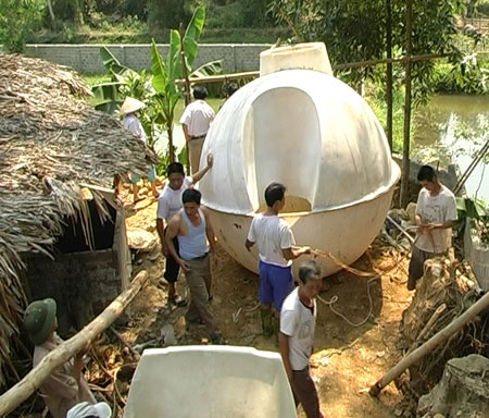 Lắp đặt hầm biogas bằng composite tại xã Chấn Thịnh.
