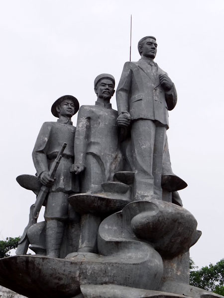Tượng đài Nguyễn Thái Học tại Khu di tích lịch sử Nguyễn Thái Học (thành phố Yên Bái).