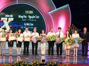 Phó Thủ tướng Nguyễn Thiện Nhân trao giải vàng cho các tác phẩm xuất sắc.