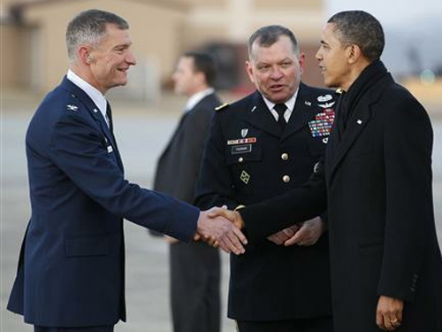 Tư lệnh USFK James Thurman (giữa) đón tiếp Tổng thống Obama trong chuyến thăm Hàn Quốc