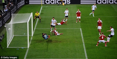 Podolski ghi bàn mở tỉ số cho Đức (ngoài cùng, bên phải)