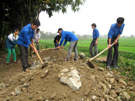 Đoàn viên thanh niên thành phố Yên Bái tham gia làm đường giao thông nông thôn.