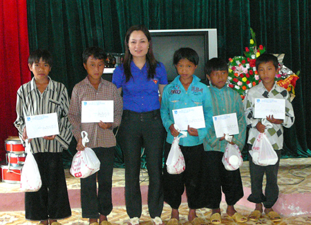 Đồng chí Lê Thị Thu Thủy - Phó bí thư Đoàn Khối các cơ quan tỉnh trao quà cho học sinh nghèo xã An Lương (Văn Chấn) có thành tích xuất sắc trong học tập.
