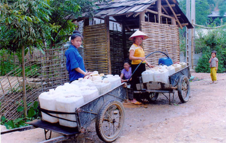 Chính quyền và nhân dân xã Nghĩa An đóng góp tiền và ngày công lắp đường ống dẫn nước từ núi xuống đảm bảo nhu cầu sinh hoạt hàng ngày.
