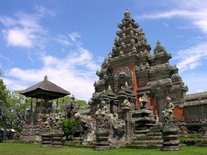 Di sản văn hóa nổi tiếng của đất nước Indonesia - đền Tanah Lot.