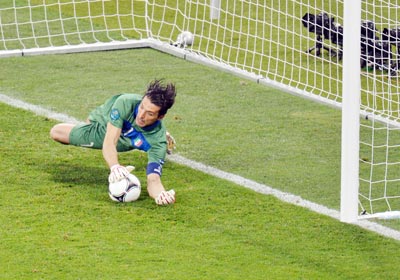 Thủ môn Gianluigi Buffon chặn một quả penalty, giúp tuyển Italian đi tiếp.