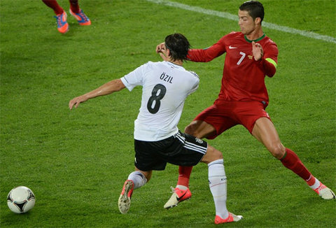 Oezil và Ronaldo nằm trong số những ngôi sao sáng nhất tại Euro 2012.