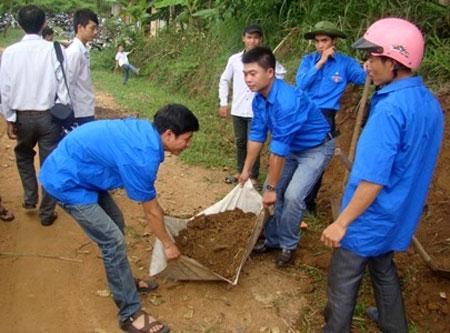 Đoàn viên, thanh niên xã Xuân Ái ra quân làm đường giao thông nông thôn.