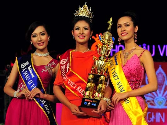 Hoa hậu Việt Nam không chấp nhận phẫu thuật thẩm mỹ (Ảnh: Các người đẹp đăng quang trong cuộc thi Hoa hậu Việt Nam 2010)