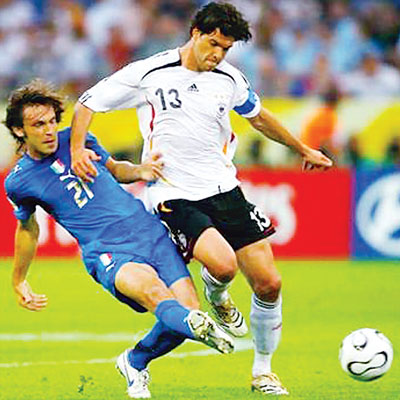 Pirlo (21) trong trận Italia – Đức năm 2006.