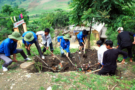 Thanh niên tình nguyện làm vệ sinh môi trường tại bản Có Thái, xã Nậm Có, huyện Mù Cang Chải trong hè tình nguyện 2011.