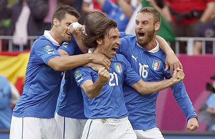Có tiền vệ Pirlo (21), đội tuyển Italia có thêm động lực chiến thắng trong trận bán kết EURO 2012 với đội tuyển Đức.