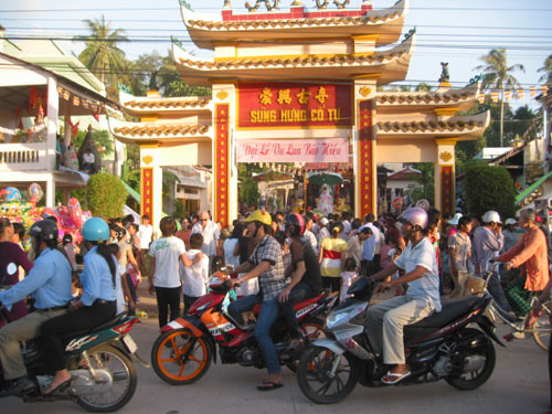 Người dân đến dự lễ Vu lan tại chùa Sùng Hưng