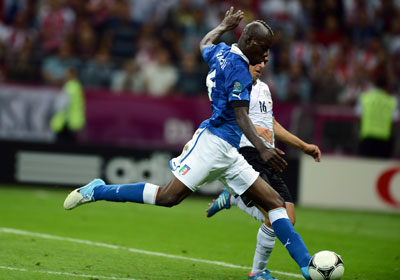 Balotelli lập cú đúp giúp Italia vào chung kết.
 
