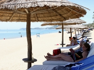 Khách quốc tế nghỉ dưỡng ở bãi biển Nha Trang, tỉnh Khánh Hòa.
