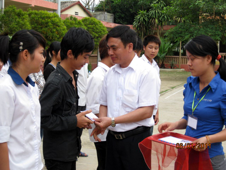 Đồng chí Trần Thế Hùng - Bí thư Huyện ủy Văn Yên trao quà cho học sinh nghèo vượt khó trường THPT Nguyễn Lương Bằng có nhiều thành tích trong học tập và làm theo lời Bác.
