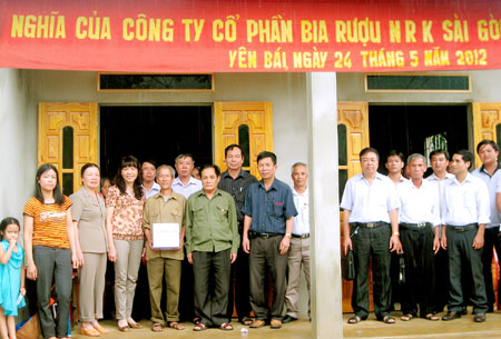 Hội viên cựu thanh niên xung phong xã Tân Nguyên (Yên Bình) nhận nhà “Đại đoàn kết”.