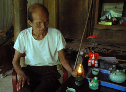 Chiếc đèn dầu là “người bạn đồng hành” của ông Lê Thế Hưng kể từ khi Nhà máy Thủy điện Thác Bà phát điện tới nay.
