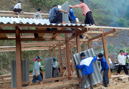 Đoàn viên thanh niên huyện Trạm Tấu giúp dân dựng nhà.