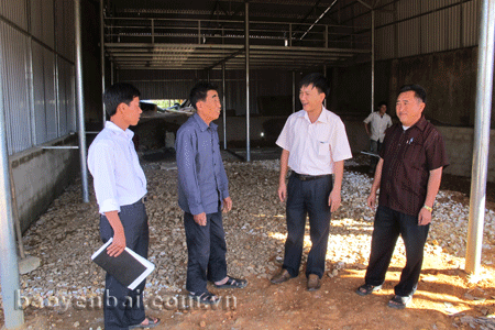 Ông Lê Trọng Khang (thứ 2, bên phải) - Phó chủ tịch UBND huyện Mù Cang Chải thăm và động viên ông Mạc Đăng Sạc.